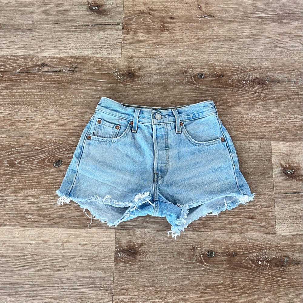 LEVI light wash jean shorts